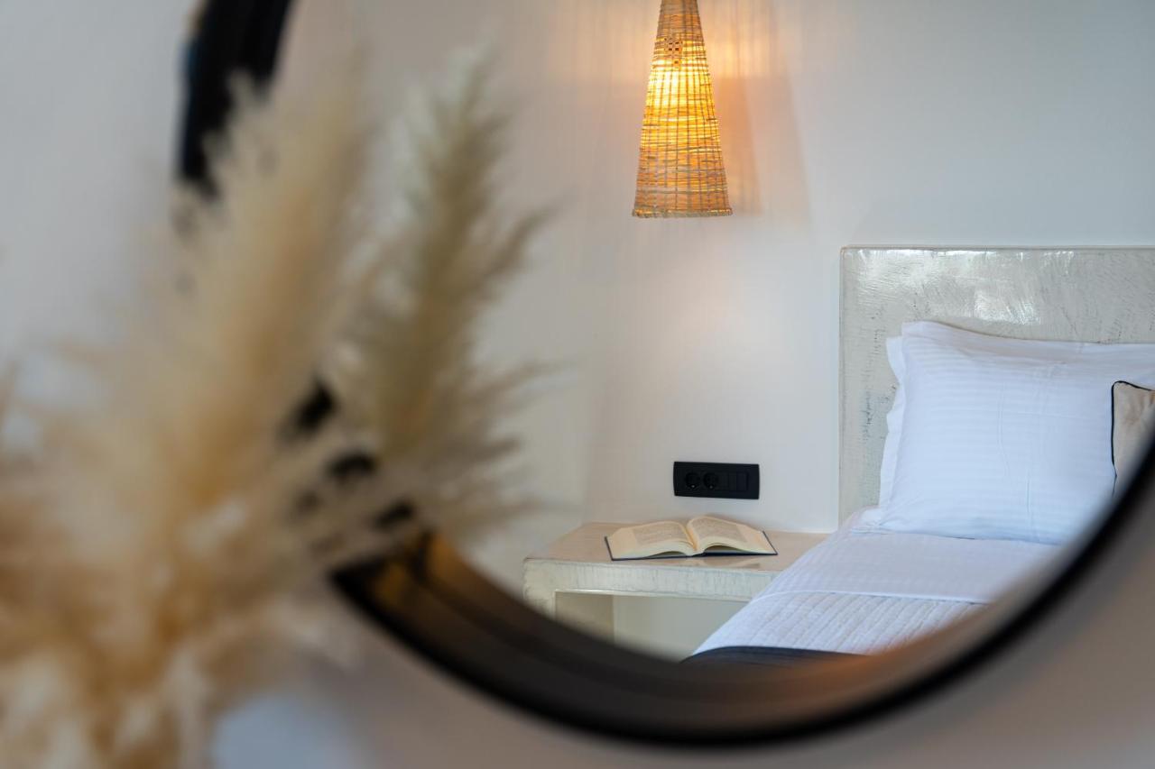Almira Luxury Suites Perivolos  Bagian luar foto